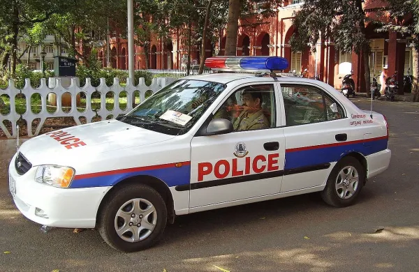V posredovanju indijske policije proti protestnikom, ki so zahtevali zaprtje tovarne, 12 mrtvih