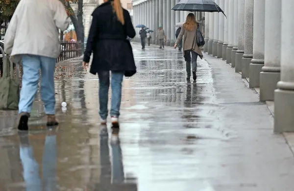 Dopoldne bo večinoma oblačno, krajevne padavine se bodo 
razširile nad večji del države.