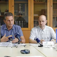 Vodja novogoriških kriminalistov Marino Pangos je včeraj predstavil podrobnosti večmesečne preiskave (desno tiskovni predstavnik Dean Božnik).