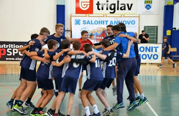 Takole so se dečki Salonita veselili naslova državnih prvakov.