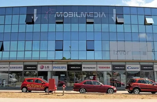 V noči iz 17. na 18. maj je skupina neznancev vlomila v poslovni in 
skladiščni prostor trgovine Mobilmedija v Labinski ulici v Pulju in 
odnesla za približno 135.000 evrov elektronskih naprav.