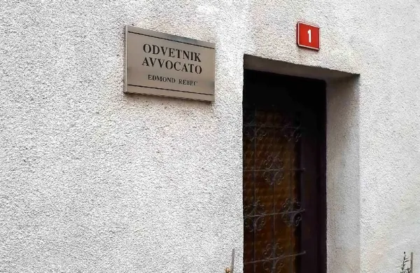Nekdanji odvetnik Edmond Rebec se je  zaradi očitka, da si je 
prilastil 20.000 evrov, znašel na zatožni klopi koprskega  sodišča.