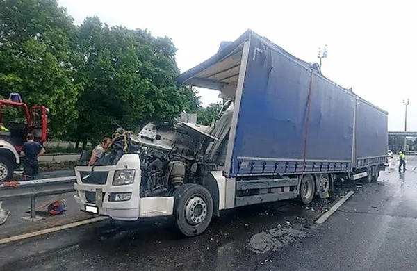 Voznik tovornjaka je bil ujet v kabini