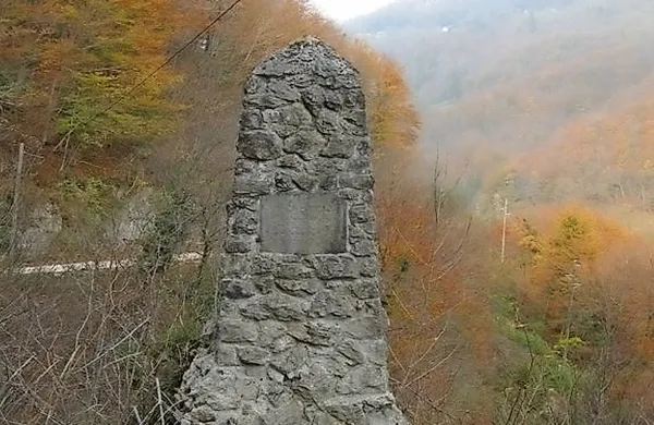 Spomeniku danes manjka ključni element - napis. 