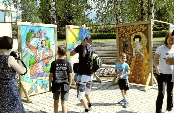 Panoji z motivi pripovedk in izrezom za obraz privabljajo za 
fotografiranje.  