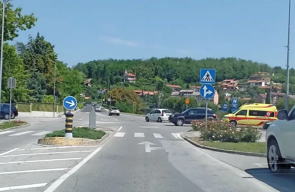 Pred  dnevi so začeli gradbinci odpravljati najhujše ozko grlo na 
cesti mimo bolnišnice v Šempetru. 
