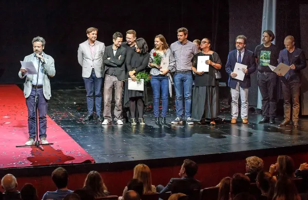 Vojko Belšak (levo), igralec in član žirije, ob  ekipi predstave 
Barufe, ki so jo pod vodstvom režiserja Vita Tauferja ustvarili igralc 
SSG Trst, Gledališča Koper, SNG Nova Gorica in  Istrskega narodnega gledališča iz Pulja.  