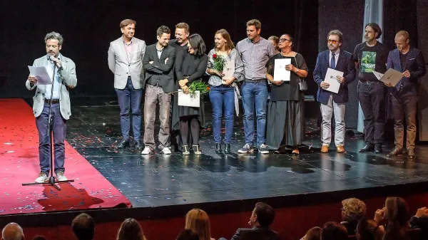 Vojko Belšak (levo), igralec in član žirije, ob  ekipi predstave 
Barufe, ki so jo pod vodstvom režiserja Vita Tauferja ustvarili igralc 
SSG Trst, Gledališča Koper, SNG Nova Gorica in  Istrskega narodnega gledališča iz Pulja.  