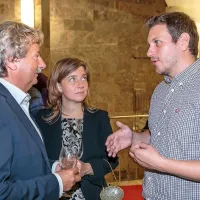 Član žirije Marij Čuk (levo), pesnik in gledališki kritik iz Trsta, je v 
družbi Nadie Roncelli s tržaške založbe Mladika poklepetal z 
umetniškim vodjo SNG Nova Gorica Markom Bratušem. 