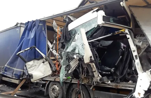 Pijani voznik ukle&scaron;čen v odtrgani kabini