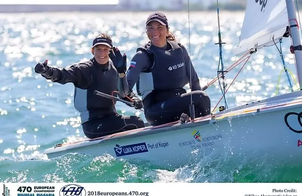 Slovenski jadralki Tina Mrak in Veronika Macarol sta na evropskem 
prvenstvu v razredu 470 v bolgarskem Burgasu osvojili zlato 
medaljo in ponovili uspeh iz leta 2015.