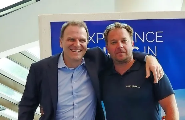  Podpredsednik Microsofta za centralno Evropo Philippe Rogge je v 
Bernardinu srečal nekdanjega tekmeca v razredu finn Gašperja 
Vinčeca in se prvič preizkusil na jadrnici laser  ... a le virtualno

