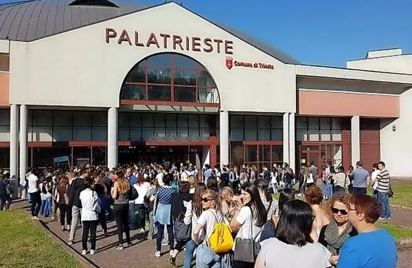Gneča pred tržaško športno dvorano, kjer se več kot 3000 
kandidatov poteguje za 13 delovnih v občinski administraciji.