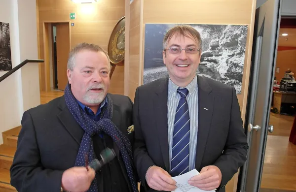 Predsednik Slovenske kulturno-gospodarske zveze Rudi Pavšič 
(levo) in predsednik Sveta slovenskih organizacij Walter Bandelj 
pozivata k podpori in pomoči pri zagotovitvi slovenskega predstavnika v obeh domovih italijanskega parlamenta.