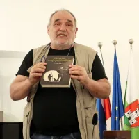 Đorđe  Balašević je v srbskem izvirniku in slovenskem prevodu 
objavil Kalendar mog detinjstva / Koledar mojega otroštva.  

