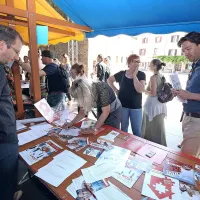 Trg sprejema različno znanje