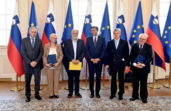  Igralca Borisa Cavazzo je predsednik države Borut Pahor odlikoval 
z zlatim redom za zasluge, Avgustu Ipavcu in Igorju Komelu (z 
desne) pa je podelil medalji za zasluge. Enako odlikovanje sta 
prejela tudi Mihael in Jelica Horjak.    