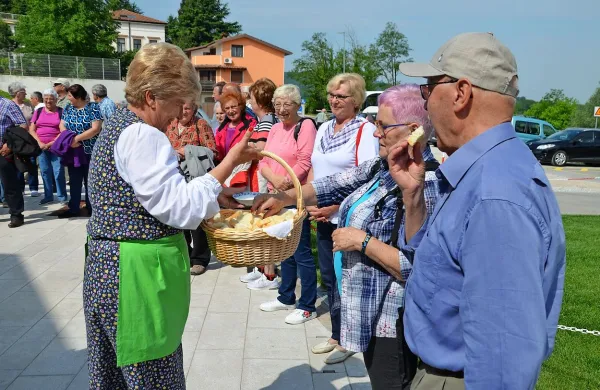 Turistične zanimivosti občine Miren-Kostanjevica  je včeraj  raziskovala skupina upokojencev  iz Nazarij.