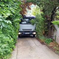 Veje ogrožajo varnost v prometu in povzročajo &scaron;kodo na vozilih