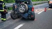S kombijem trčil v avto in ga odbil v voznika