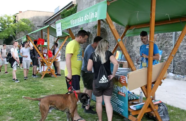 Dan mladih  je postregel s   predstavitvami   društev in  organizacij, ki 
v ajdovski občini ponujajo različne dejavnosti in programe za 
mlade. 