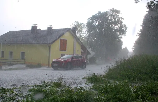 Toča je za nekaj časa na območju nad Malim Poljem povsem 
pobelila odsek ceste  od Cola proti Črnemu Vrhu nad Idrijo.  