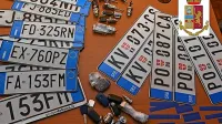 V garažnem boksu so bile na zalogi različne ponarejene in 
ukradene registrske tablice.