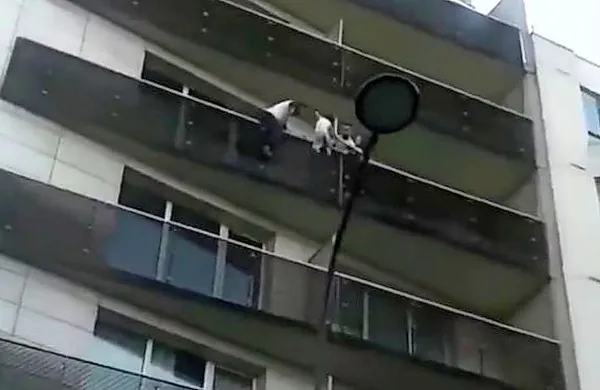 Mamoudou Gassama, ki si je minuli konec tedna z rešitvijo dečka, 
ki je visel z balkona, prislužil sloves junaka, je danes že naredil prvi 
korak na poti do pridobitve francoskega državljanstva. 