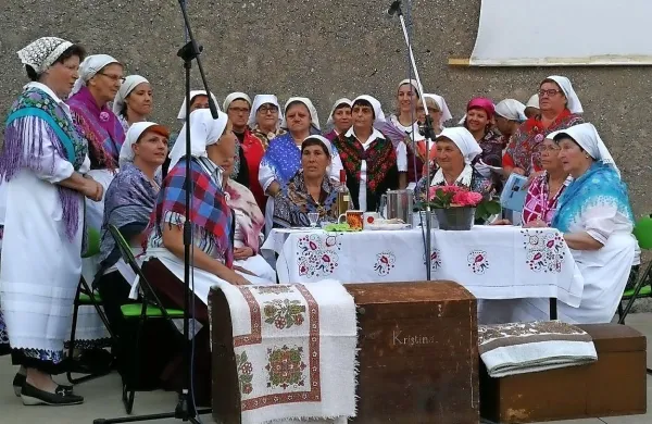 Društvo žensk Žbrinca skrbi za ohranjanje kraške tradicije.  