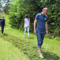 Hoja po iglicah, refleksologija v okviru gozdnega selfnessa, razvitega v 
Cerknem