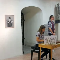 Razstavo v Barbarini galeriji sta z glasbenim nastopom na pot pospremili vnukinji ljubiteljskih 
slikarjev.