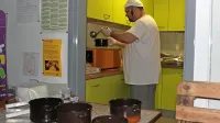 Renato Brajković, ki v Zeleni dvorani deli tople obroke, meni, da bi 
ponje prišlo še več ljudi, če se ne bi počutili preveč na očeh.