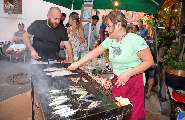 Utrinek z lanskoletnega praznika oljk, vina in rib