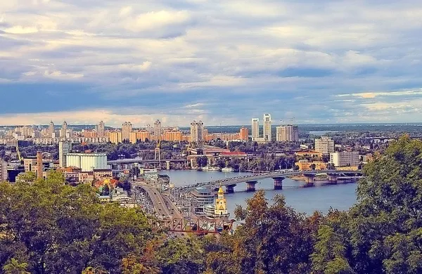 V Kijevu  so ubili ruskega novinarja Arkadija Babčenka, kritičnega 
do ruskih oblasti. 