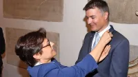Binetu Štancarju je sinoči francosko odlikovanje izročila francoska 
veleposlanica Marion Paradas. 