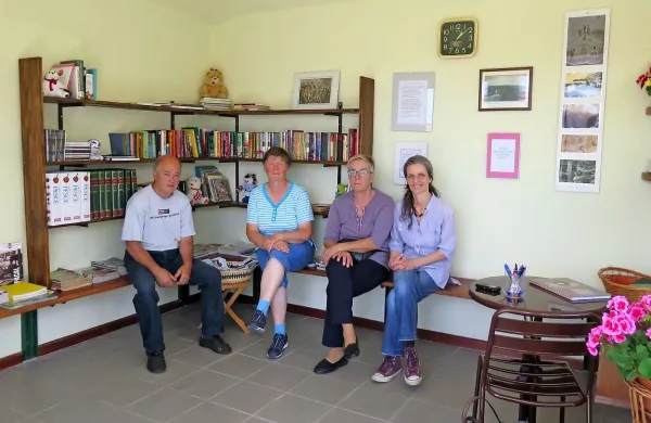 Opuščeno avtobusno čakalnico je obnovila ekipa vaščanov (z leve): Goran Ščuka, Zdenka Ščuka, Adrijana Konjedič in Elizabeta 
Tenze.