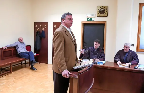 Novi izvedenec bo skušal ugotoviti, ali se je Anton Može (stoji) 
poškodoval ob padcu ali pa ga je Milan Martinčič (levo) trikrat 
udaril z letvijo.