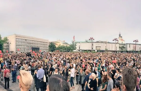 Na Trgu republike v Ljubljani danes poteka protest proti politiki 
sovraštva, na katerem se je zbralo več tisoč ljudi.