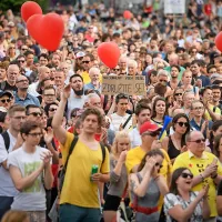 V Ljubljani več tisoč nasprotnikov politike sovra&scaron;tva