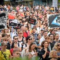 V Ljubljani več tisoč nasprotnikov politike sovra&scaron;tva