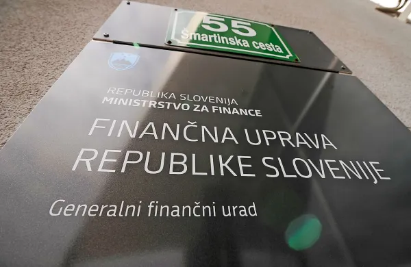 Finančna uprava RS (Furs) je danes zavezancem poslala še drugi 
sveženj oz. 568.983 informativnih izračunov dohodnine za lani.