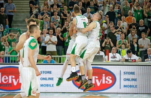 Košarkarji Olimpije so se v Stožicah veselili naslova, ki jim ga je po 
podaljšku prinesel Roko Badžim (v sredini).