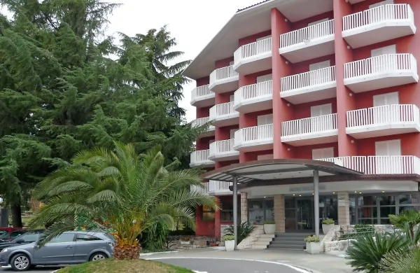 Državni Kapitalska družba (Kad) in Modra zavarovalnica sta po 
neuradnih informacijah časnika Finance od družbe Hoteli Bernardin praktično zapečatili nakup turističnega kompleksa San 
Simon v Izoli.