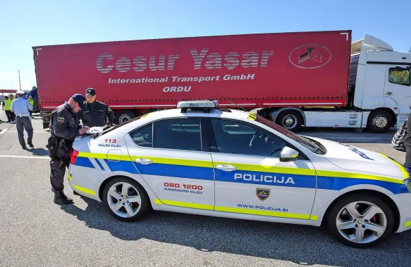 S poostrenimi nadzori želijo policisti   spodbuditi   voznike   k  doslednejšemu  spoštovanju  prometnih predpisov in izboljšanju 
varnosti na evropskih cestah.