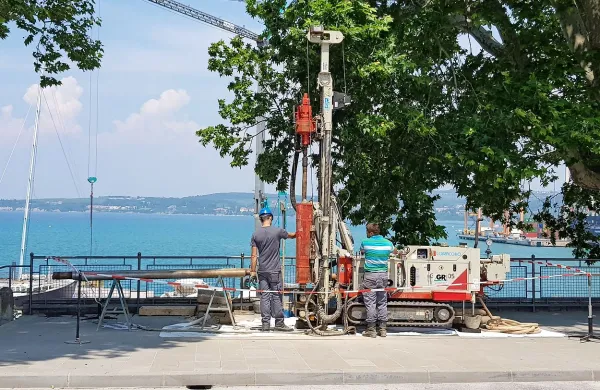 Opravljajo vrtine nad bodočim vhodom v garažo