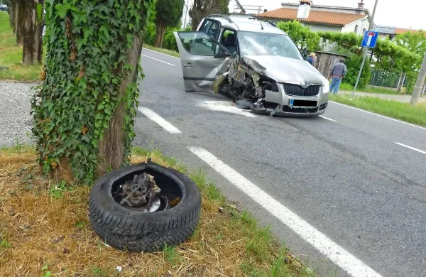 Voznica škode ljubljanske registracije in njena sopotnica sta se v 
nesreči huje poškodovali.