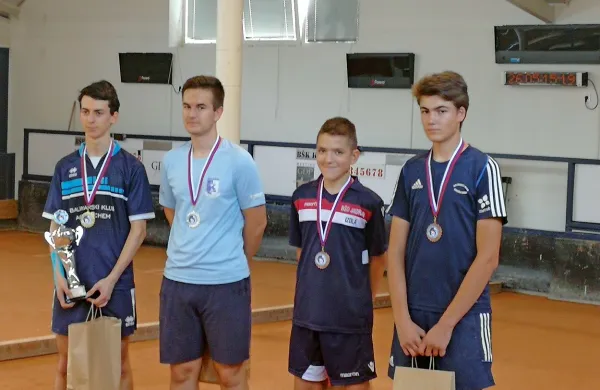 Luka Blaževič (tretji z leve) je bil vesel bronaste medalje.