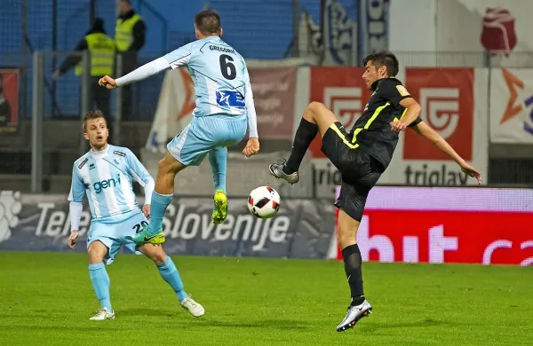Od Gorice se poslavljata tudi Dejan Žigon (levo) in Miha Gregorič 
(št 6)