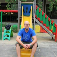 “Najhuje pri odraslem človeku je, če izgubi otroka v sebi,” pravi 
Nejc Rožac.