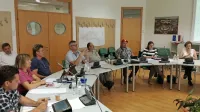 Na sredini seji divaške občinskega sveta so svetniki prek predstavnice direkcije za ceste Dušice Gregelj (prva z desne) direkciji postavili 
ultimat za preplastitev ceste med Divačo in Famljami.